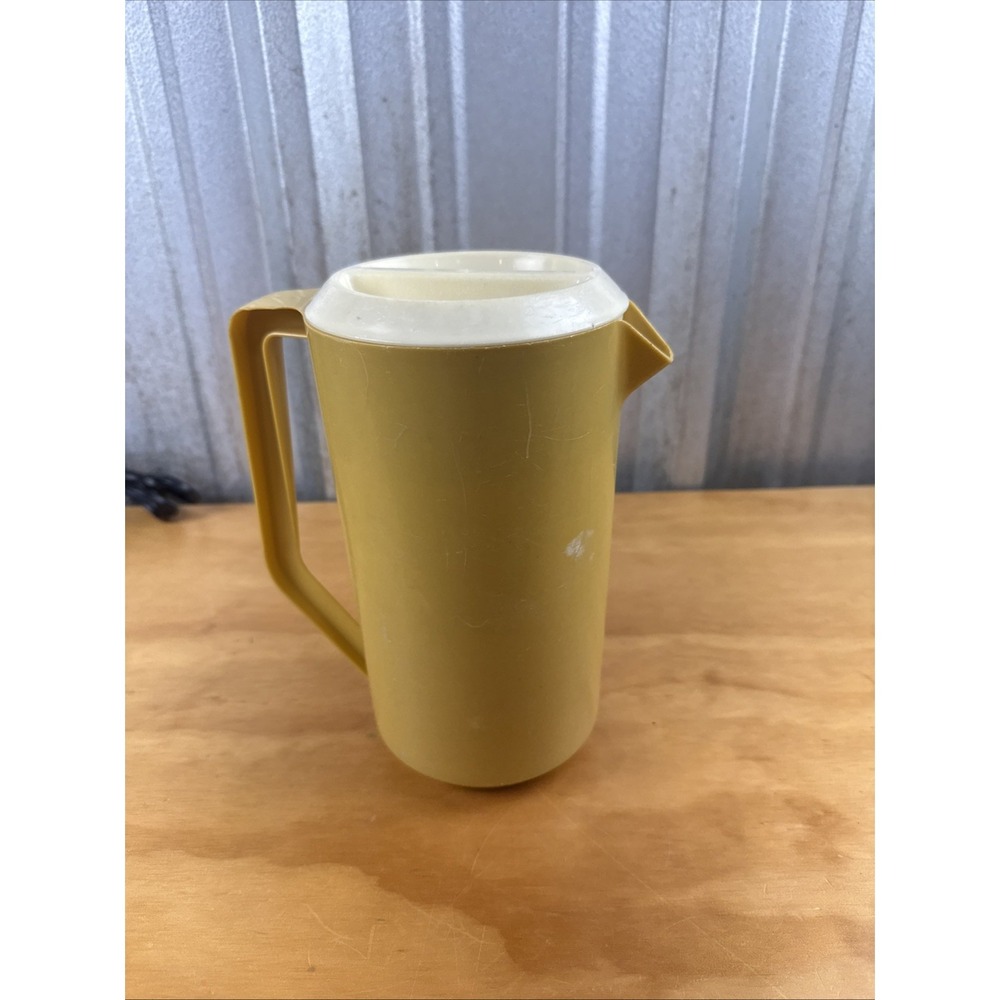 Vintage RUBBERMAID Pitcher 2.25 Quart J2445 Yellow White Lid